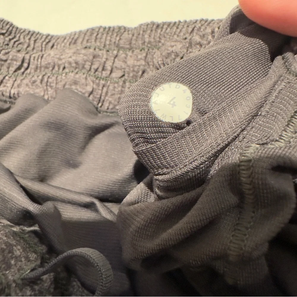 Lululemon Hotty Hot Gray Lined Shorts II 2.5” Size 4 Heather Lux Multi Black NWO - Picture 14 of 15